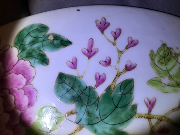 Un tr&egrave;s grand plat en porcelaine de Chine famille rose aux oiseaux parmi fleurs, marque et &eacute;poque de Guangxu