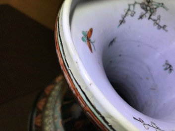 Une paire de vases en porcelaine de Chine verte-noire aux oiseaux, 19&egrave;me
