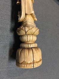 Une collection de tasses et soucoupes, on joint une figure en ivoire sculpt&eacute;, Chine, Yongzheng et apr&egrave;s