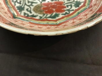 Un plat en porcelaine de Chine wucai &agrave; d&eacute;cor floral, Kangxi