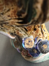 Un vase d'applique en porcelaine Arita de Japon &agrave; d&eacute;cor d'un singe, Edo, 17/18&egrave;me