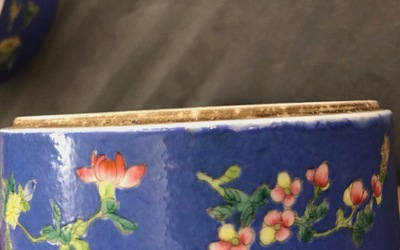 Een Chinese vierdelige famille rose dekseldoos met lichtblauwe fondkleur, Tongzhi merk, 19e eeuw