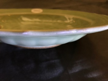 Une assiette en porcelaine de Chine c&eacute;ladon &agrave; d&eacute;cor de lotus, Qianlong