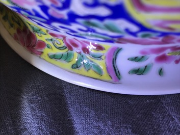 Deux bols et un br&ucirc;le-parfum en porcelaine de Chine famille rose et grisaille, Yongzheng et apr&egrave;s