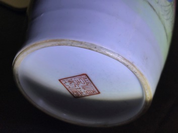 Un vase en porcelaine de Chine famille rose, R&eacute;publique, 20&egrave;me