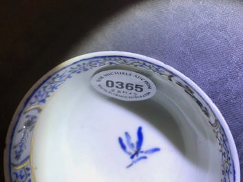 Une paire de tasses et soucoupes en porcelaine de Chine coquille d'oeuf, Yongzheng