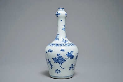 Een Chinese blauwwitte flesvormige vaas met floraal decor, Transitie periode