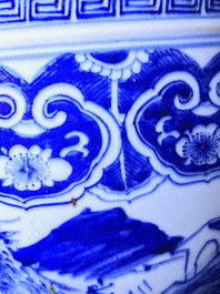 Un aquarium en porcelaine de Chine bleu et blanc &agrave; d&eacute;cor d'un paysage, 19&egrave;me