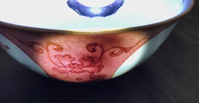 Deux bols et un br&ucirc;le-parfum en porcelaine de Chine famille rose et grisaille, Yongzheng et apr&egrave;s