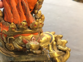 Een Sino-Tibetaanse verguld bronzen figuur van Mahakala met Yab-Yum, 19/20e eeuw