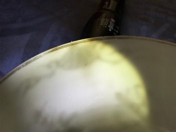 Deux bols et un br&ucirc;le-parfum en porcelaine de Chine famille rose et grisaille, Yongzheng et apr&egrave;s