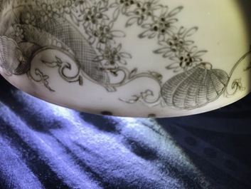 Deux bols et un br&ucirc;le-parfum en porcelaine de Chine famille rose et grisaille, Yongzheng et apr&egrave;s