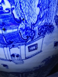 Un aquarium en porcelaine de Chine bleu et blanc &agrave; d&eacute;cor d'un paysage, 19&egrave;me
