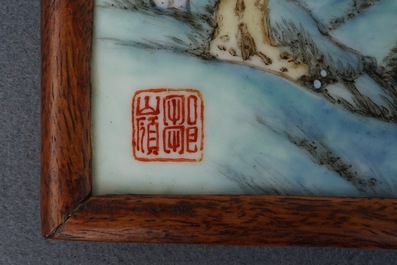 Une plaque en porcelaine de Chine qianjiang cai &agrave; d&eacute;cor d'un paysage, R&eacute;publique, 1&egrave;re moiti&eacute; du 20&egrave;me