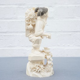 Une figure d'une fille avec une pioche en ivoire sculpt&eacute;, Chine, 1&egrave;re moiti&eacute; du 20&egrave;me