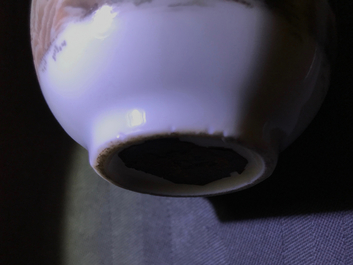 Un vase miniatures de forme hu en porcelaine de Chine grisaille &agrave; d&eacute;cor d'un paysage, 19/20&egrave;me