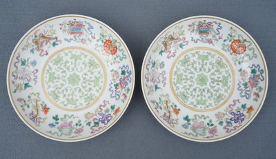 Une paire de coupes en porcelaine de Chine famille rose aux d&eacute;cor Baijixiang, marque et &eacute;poque de Tongzhi