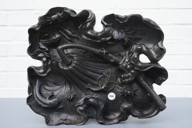Une grande feuille de lotus orn&eacute;e d'animaux en bois sculpt&eacute;, Chine, 19&egrave;me