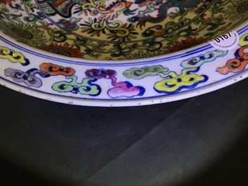 Un grand plat en porcelaine de Chine doucai &agrave; d&eacute;cor 'Dragon et ph&eacute;nix', marque de Yongzheng, R&eacute;publique, 20&egrave;me