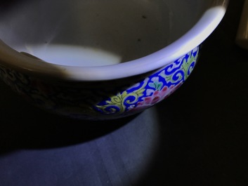 Deux bols et un br&ucirc;le-parfum en porcelaine de Chine famille rose et grisaille, Yongzheng et apr&egrave;s