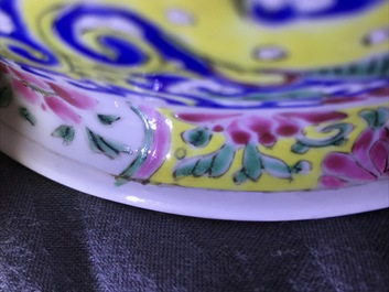 Deux bols et un br&ucirc;le-parfum en porcelaine de Chine famille rose et grisaille, Yongzheng et apr&egrave;s