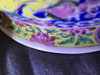 Deux bols et un br&ucirc;le-parfum en porcelaine de Chine famille rose et grisaille, Yongzheng et apr&egrave;s