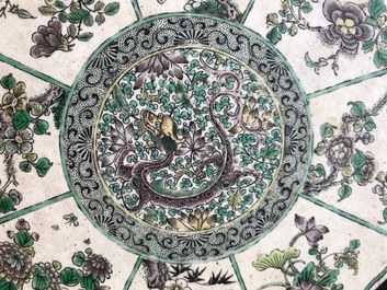 Une plaque en forme de lotus en biscuit &eacute;maill&eacute;e verte dans un socle en bois sculpt&eacute;, Kangxi