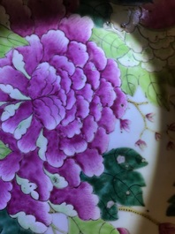 Un tr&egrave;s grand plat en porcelaine de Chine famille rose aux oiseaux parmi fleurs, marque et &eacute;poque de Guangxu