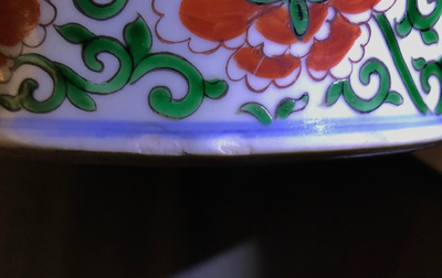 Un vase en porcelaine de Chine wucai &agrave; d&eacute;cor d'animaux mythiques, 19&egrave;me