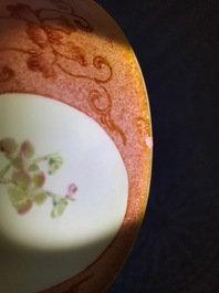 Deux bols et un br&ucirc;le-parfum en porcelaine de Chine famille rose et grisaille, Yongzheng et apr&egrave;s