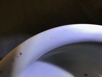 Deux bols et un br&ucirc;le-parfum en porcelaine de Chine famille rose et grisaille, Yongzheng et apr&egrave;s