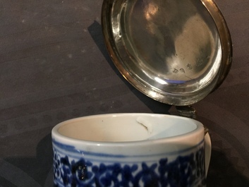 Une chope en porcelaine Arita de Japon &agrave; monture en argent et une garniture miniature, Edo, 17/18&egrave;me