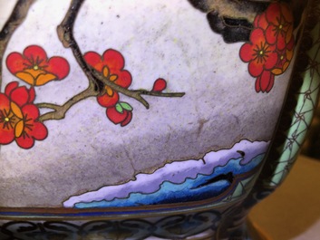 Une paire de vases en &eacute;maux cloisonn&eacute;s et dor&eacute;s sur socles en bois, Chine, 1&egrave;re moiti&eacute; du 20&egrave;me