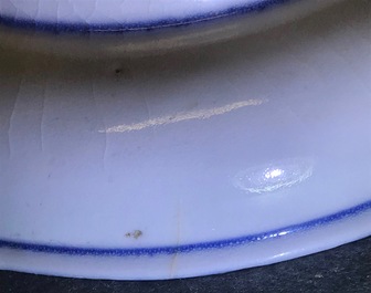 Une coupe en porcelaine bleu et blanc Ai-Kutani de Japon &agrave; d&eacute;cor de deux cerfs, Edo, 17&egrave;me
