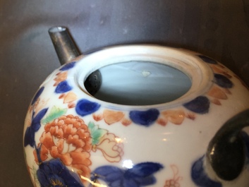 Trois tasses, deux th&eacute;i&egrave;res, un bol et un plat en porcelaine de Chine famille verte et autre, Kangxi et apr&egrave;s