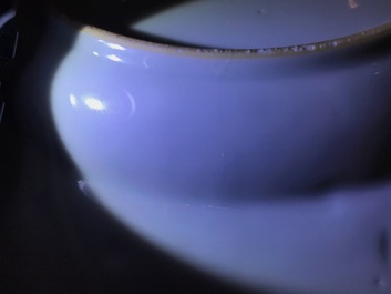 Une paire de plats en porcelaine de Chine rouge de fer et dor&eacute; &agrave; d&eacute;cor incis&eacute;, Qianlong