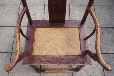 Een Chinese olmen stoel van het type &quot;official's hat&quot; met rieten zitting, 19e eeuw