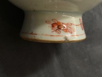 Een Chinese 'melk en bloed' watersprenkelaar en een theepot met mandarijns decor, Kangxi en Qianlong