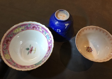 Trois tasses, deux th&eacute;i&egrave;res, un bol et un plat en porcelaine de Chine famille verte et autre, Kangxi et apr&egrave;s