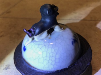 A Chinese Nanking crackle glazed blue and white five-piece garniture, 19/20th C.