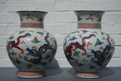 Une paire de vases aux dragons en porcelaine de Chine wucai, marque de Wanli, 19&egrave;me
