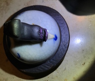 A Chinese Nanking crackle glazed blue and white five-piece garniture, 19/20th C.