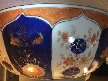 Une paire de bols en porcelaine de Chine de style Imari, Yongzheng/Qianlong