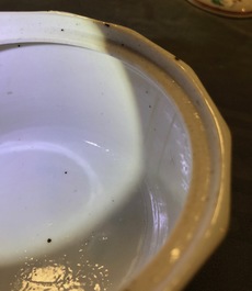 Un pot &agrave; sucre couvert en porcelaine Kakiemon de Japon, Edo, 17/18&egrave;me