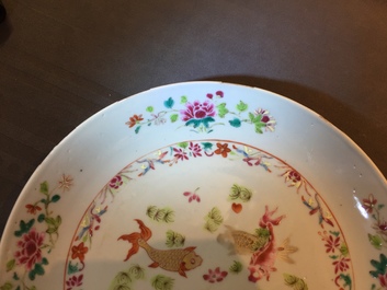 Trois assiettes aux carpes en porcelaine de Chine famille rose, Qianlong