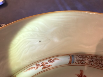 Une paire de plats en porcelaine de Chine rouge de fer et dor&eacute; &agrave; d&eacute;cor incis&eacute;, Qianlong