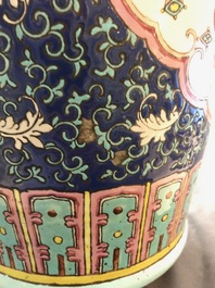 19世纪 粉彩蓝地开光花卉纹瓶 一对