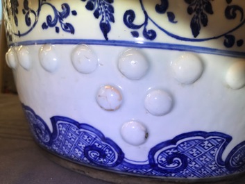 Un tabouret en porcelaine de Chine bleu et blanc aux rinceaux de lotus, Qianlong