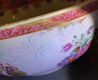 Een Chinese famille rose export porseleinen kom met herten, Qianlong