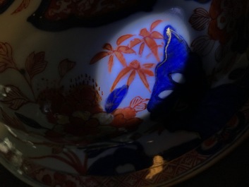 Une paire de tr&egrave;s grands vases couverts en porcelaine de Chine de style Imari aux faisans, Kangxi
